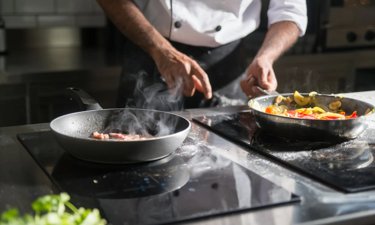 牛肉料理専門店の調理スタッフ
